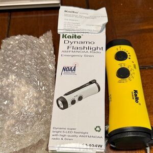 Yellow Dynamo Flashlight with AM/FM/NOAA Radio